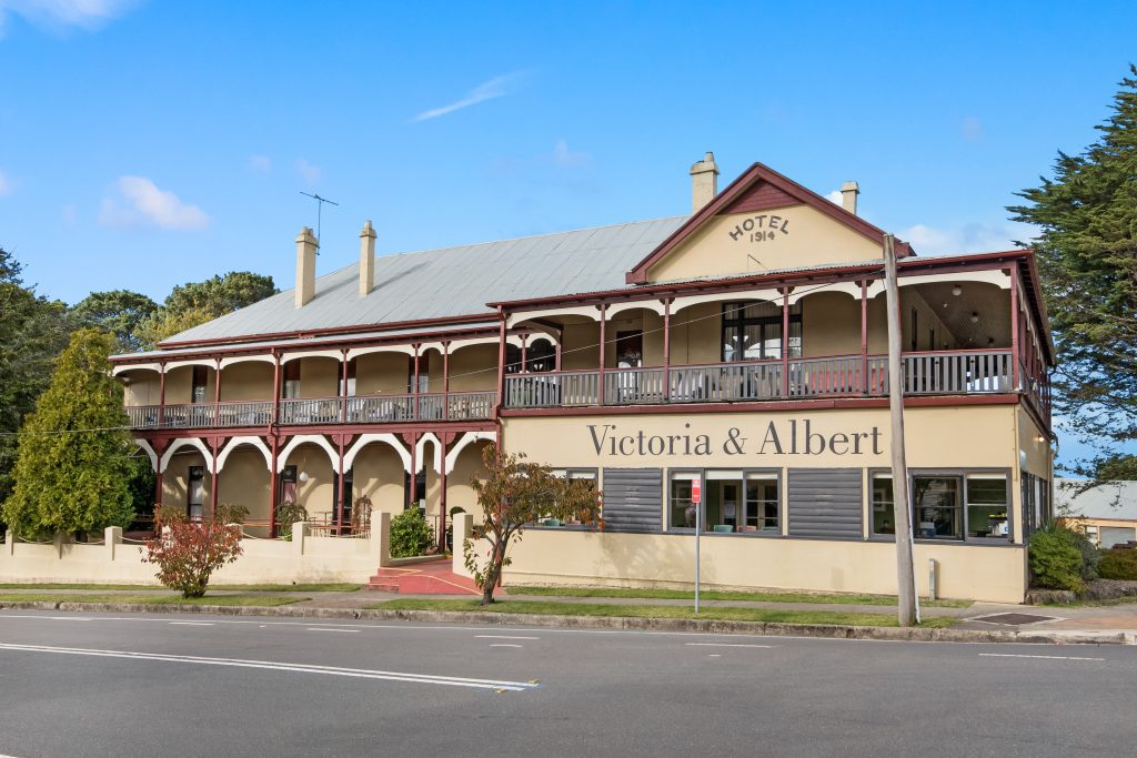 Echoes of Grandeur: Mount Victoria’s Historic Mansions as well as Their Storied visitors